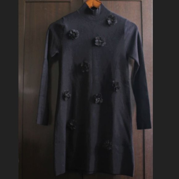 NWT BLACK KNIT FLORAL MINI DRESS. - Picture 2 of 10